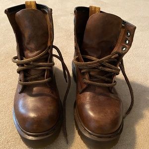 Classic mens size 7 Doc Martens